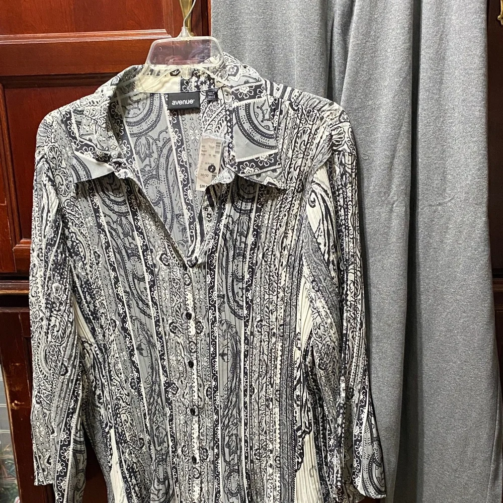 Avenue Black, grey and White button up top and gray pants set plus size 30/32